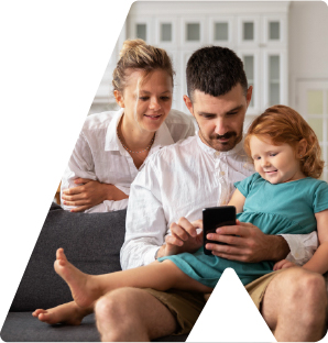 Familia mirando un celular