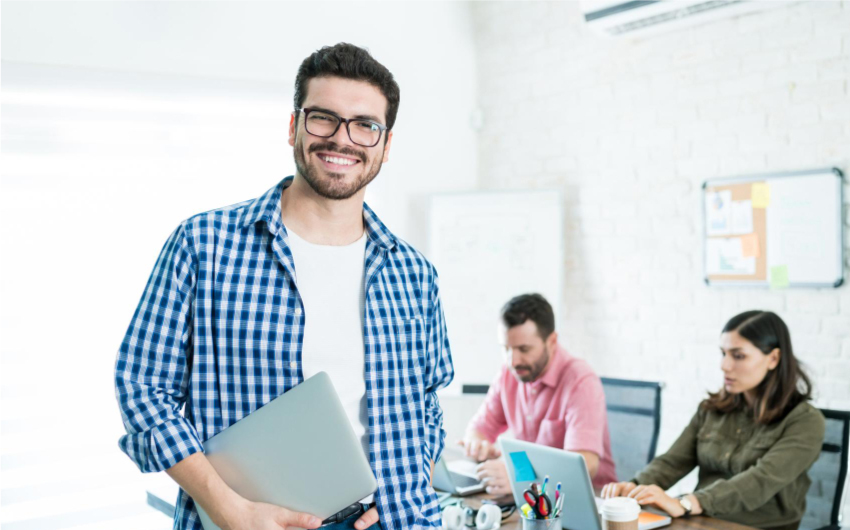 Hombre en la oficina sonriendo.