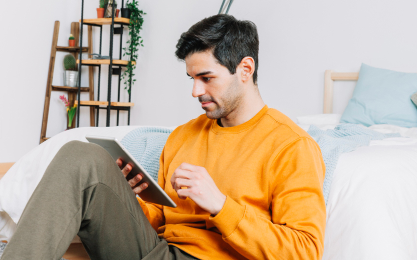 Imagen de una persona leyendo un ebook.