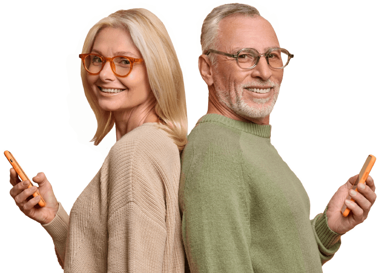 Imagen de dos personas sonriendo y sosteniendo cada uno su celular