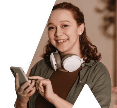 Imagen Mujer sonriendo sosteniendo un celular