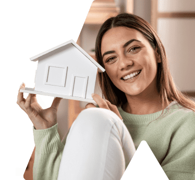 Imagen Mujer sosteniendo una casa a escala