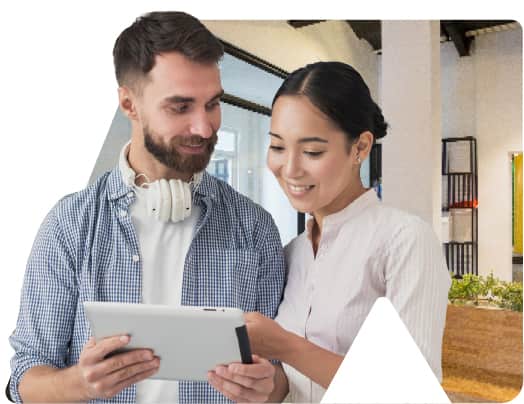 Personas sonriendo con una tablet