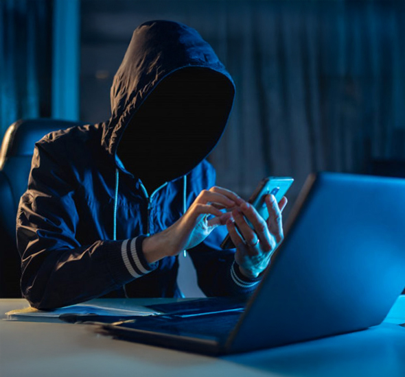 Una mujer sonriendo escribiendo en un tablero